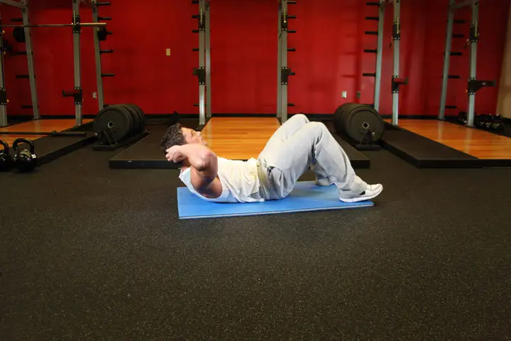 Abdominal crunch no chão — contração