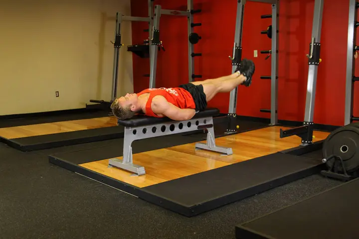 Abdominal com retração de pernas no banco — contração