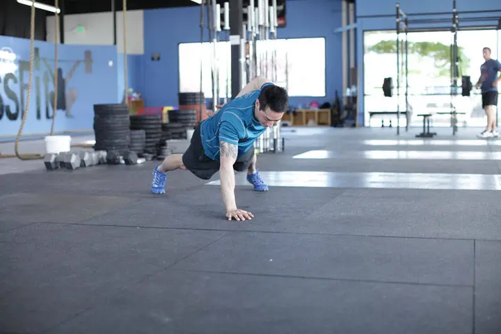 Flexão com um braço elevado — contração