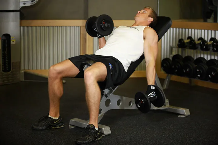 Alternate Incline Dumbbell Curl — contração