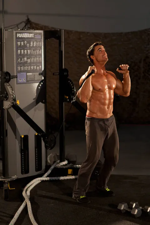 Alternating Cable Shoulder Press — posição inicial