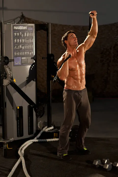 Alternating Cable Shoulder Press — contração