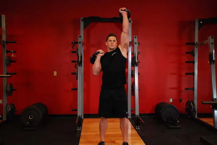 Alternating Kettlebell Press — contração
