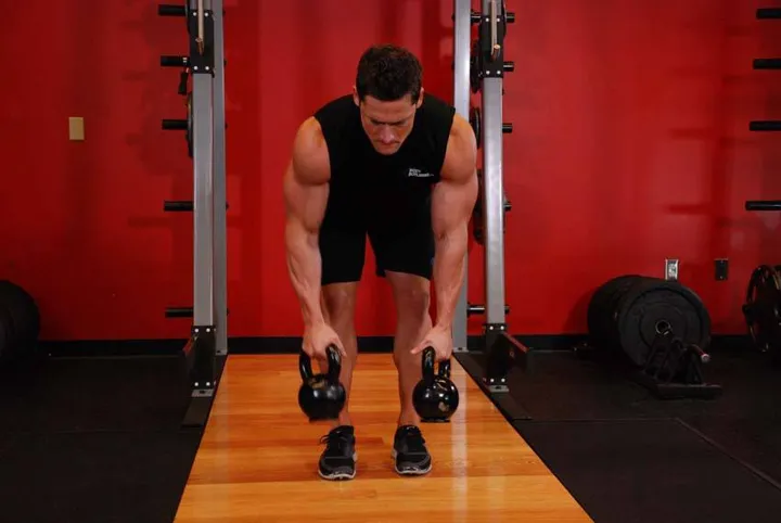 Alternating Kettlebell Row — posição inicial