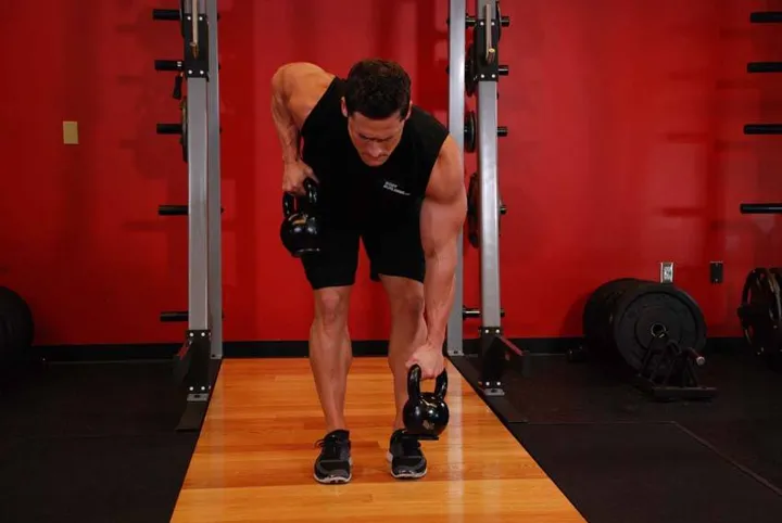 Alternating Kettlebell Row — contração