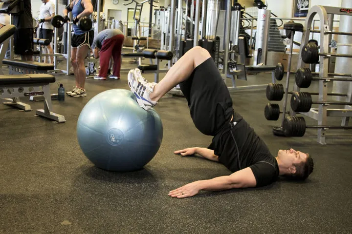 Ball Leg Curl — contração