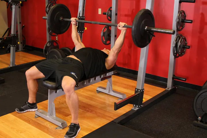 Barbell Bench Press - Medium Grip — posição inicial