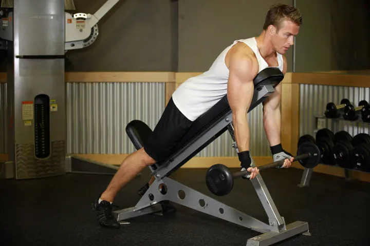 Barbell Curls Lying Against An Incline — posição inicial