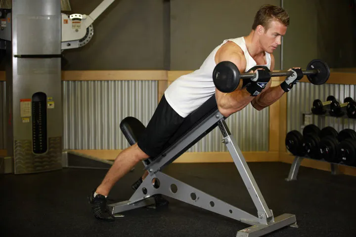 Barbell Curls Lying Against An Incline — contração