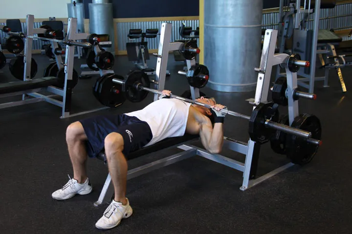 Barbell Guillotine Bench Press — contração