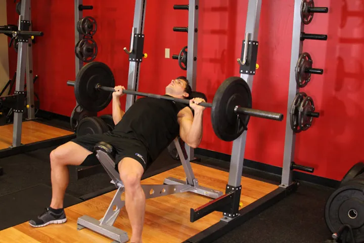Barbell Incline Bench Press - Medium Grip — contração