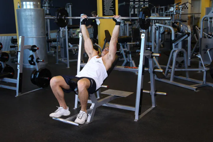 Barbell Incline Shoulder Raise — contração