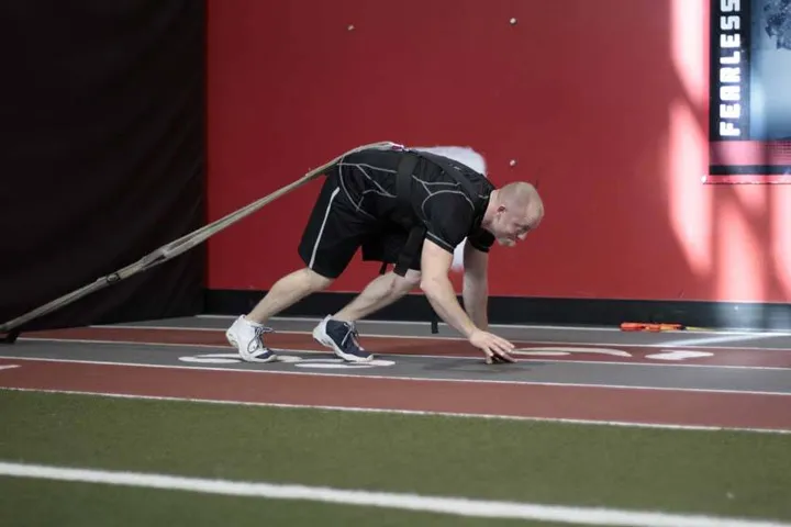Bear Crawl Sled Drags — posição inicial