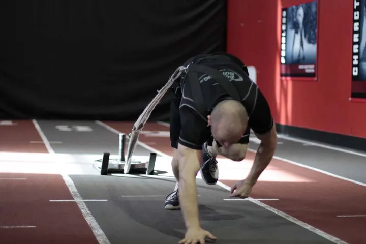 Bear Crawl Sled Drags — contração