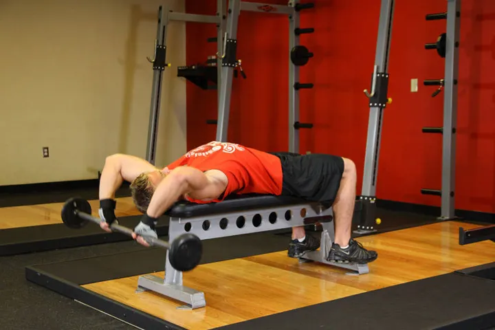 Bent-Arm Barbell Pullover — posição inicial