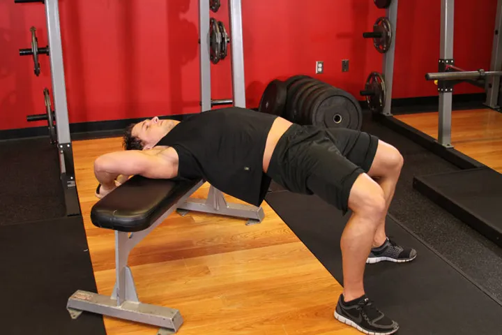 Bent-Arm Dumbbell Pullover — contração