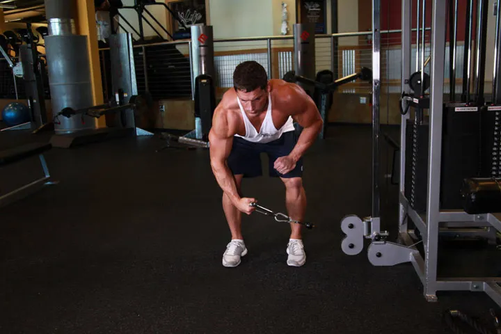 Bent Over Low-Pulley Side Lateral — posição inicial
