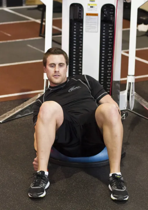 Bosu Ball Cable Crunch With Side Bends — contração