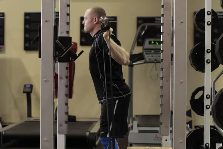 Box Squat with Bands — posição inicial