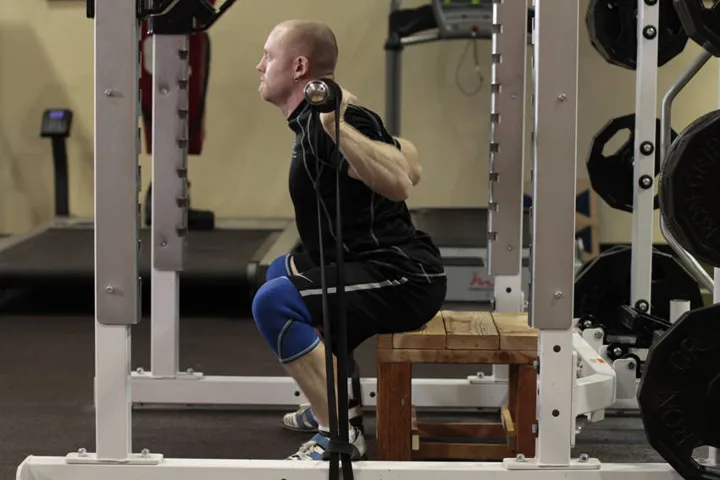 Box Squat with Bands — contração