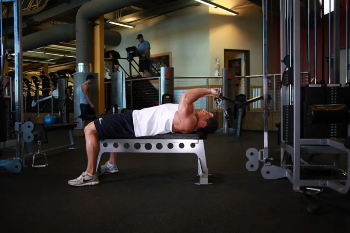 Cable Lying Triceps Extension — posição inicial