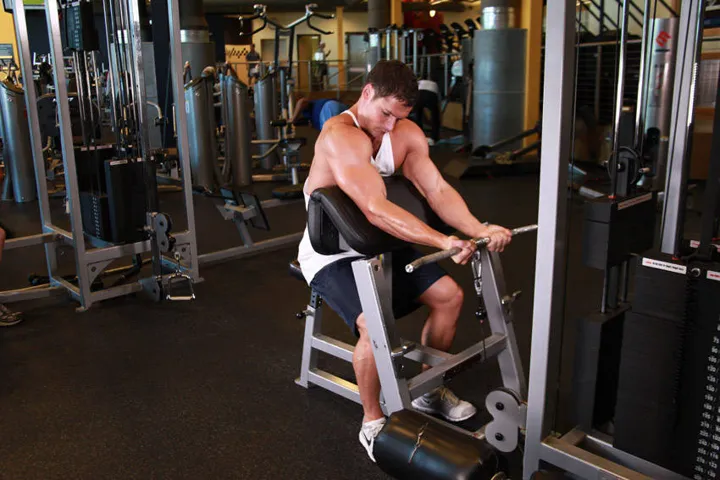 Cable Preacher Curl — posição inicial
