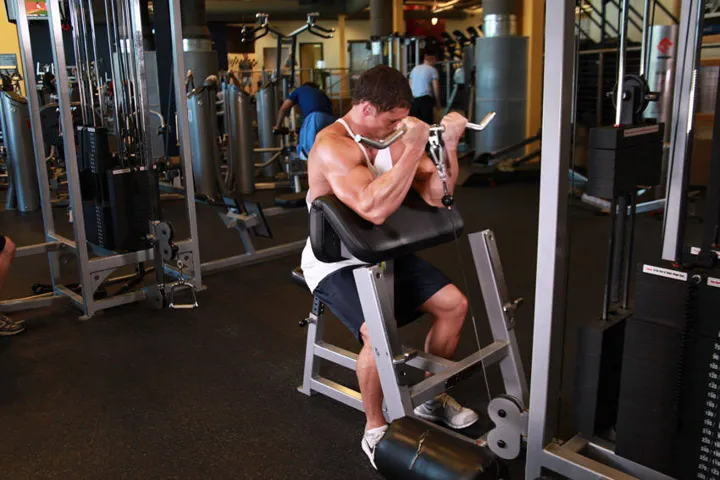 Cable Preacher Curl — contração
