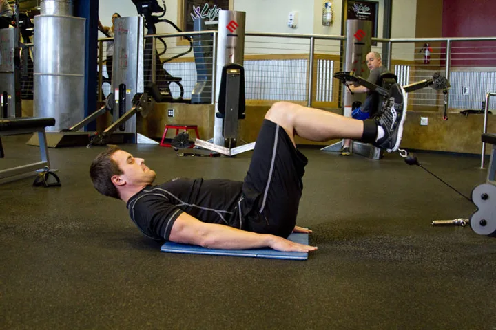 Abdominal inverso no cabo — contração