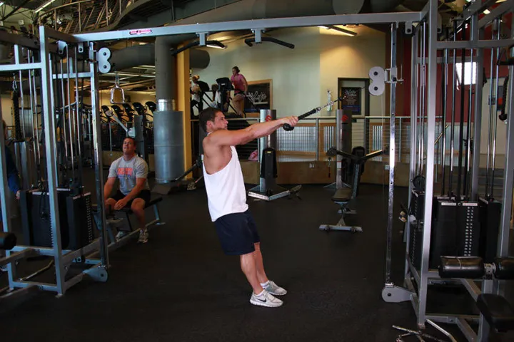 Cable Rope Rear-Delt Rows — posição inicial