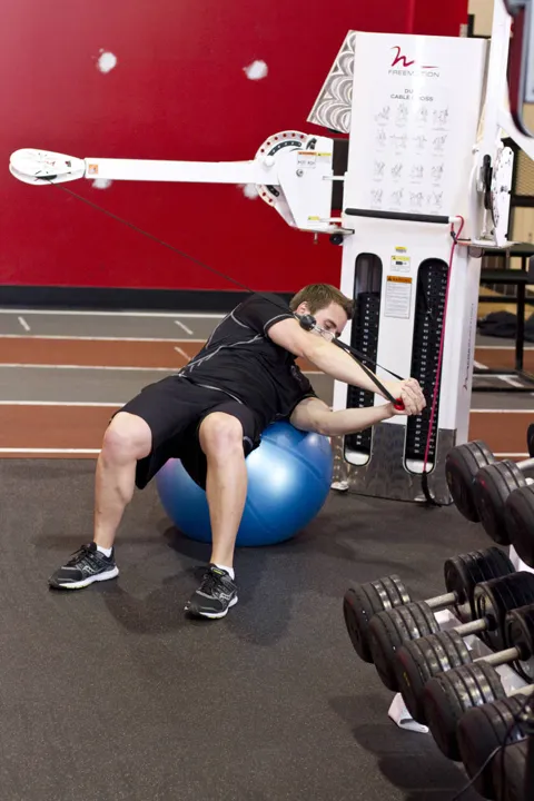 Cable Russian Twists — contração