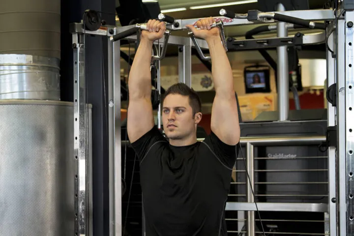 Cable Shoulder Press — contração