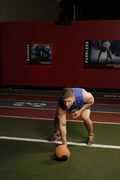 Chest Push from 3 point stance — posição inicial