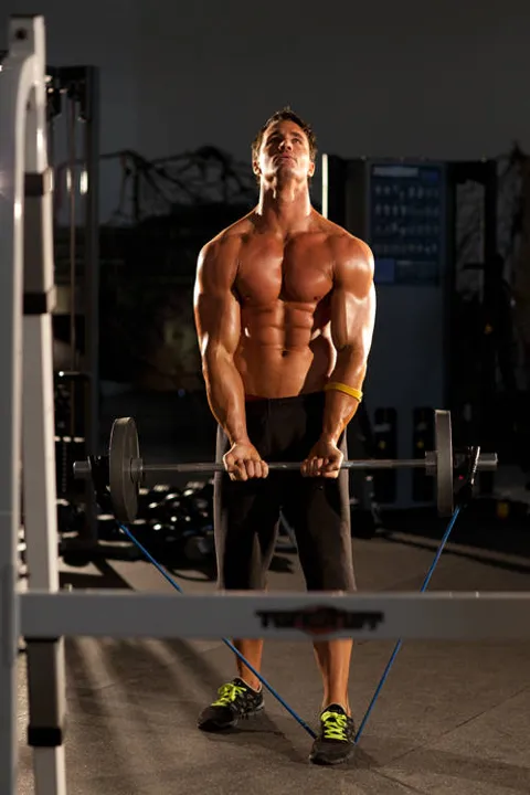 Close-Grip EZ-Bar Curl with Band — posição inicial