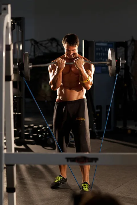 Close-Grip EZ-Bar Curl with Band — contração