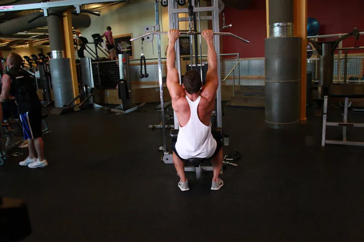 Close-Grip Front Lat Pulldown — posição inicial