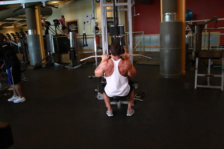 Close-Grip Front Lat Pulldown — contração