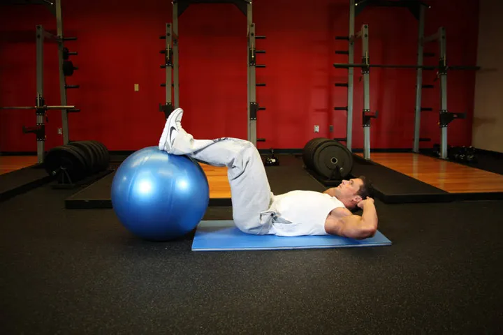 Crunch - Legs On Exercise Ball — posição inicial