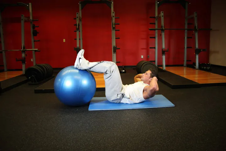 Crunch - Legs On Exercise Ball — contração
