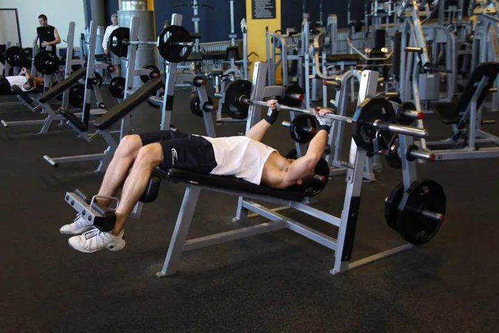 Decline Barbell Bench Press — posição inicial