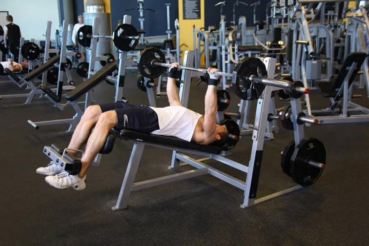 Decline Barbell Bench Press — contração