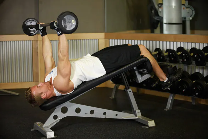 Decline Close-Grip Bench To Skull Crusher — posição inicial