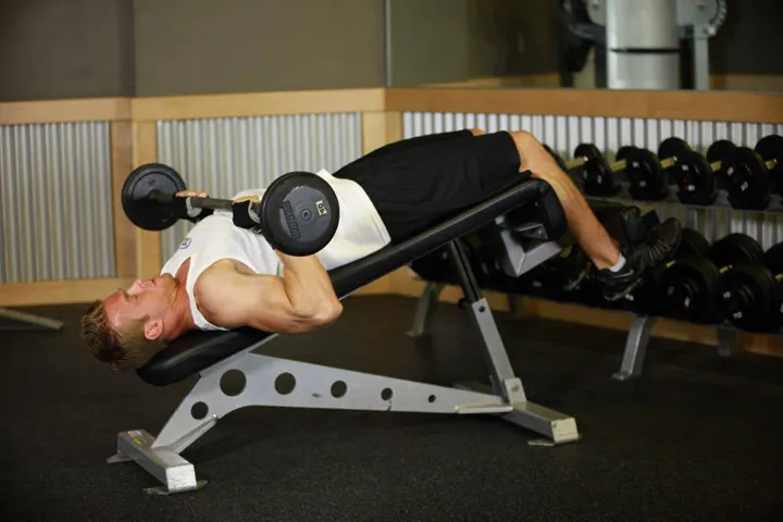Decline Close-Grip Bench To Skull Crusher — contração