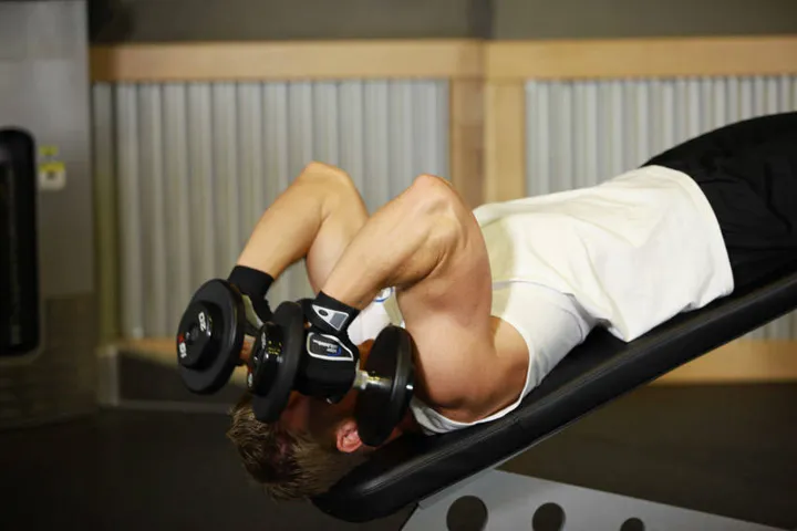 Decline Dumbbell Triceps Extension — contração