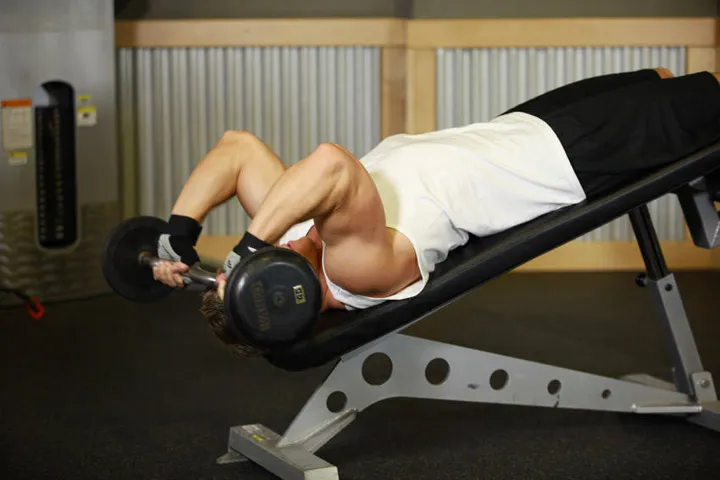 Decline EZ Bar Triceps Extension — contração