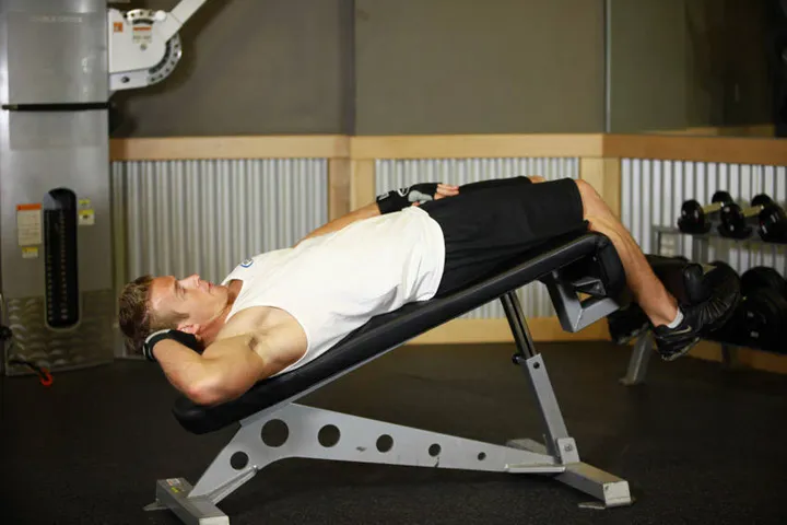 Decline Oblique Crunch — posição inicial
