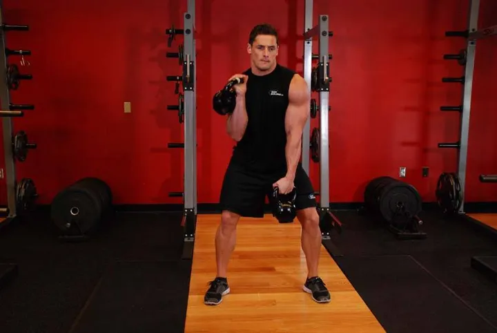 Double Kettlebell Alternating Hang Clean — contração