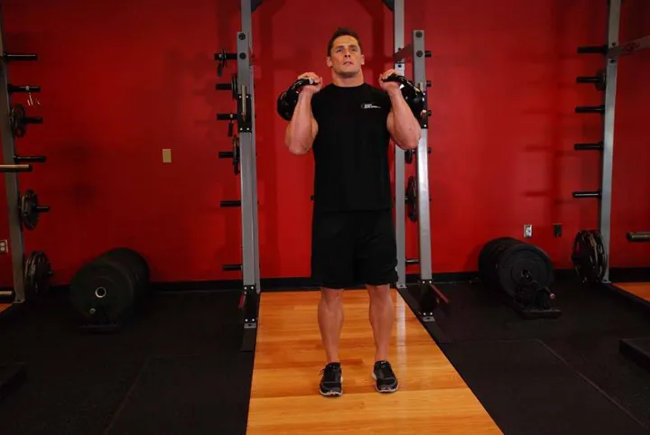 Double Kettlebell Jerk — posição inicial