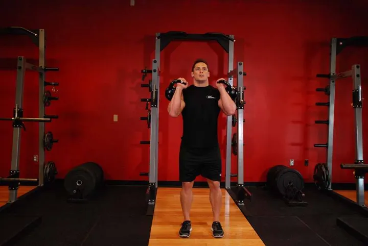 Double Kettlebell Push Press — posição inicial