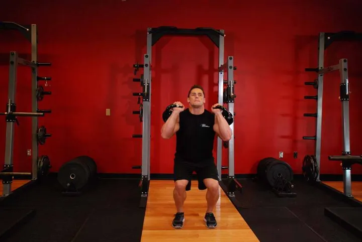 Double Kettlebell Push Press — contração