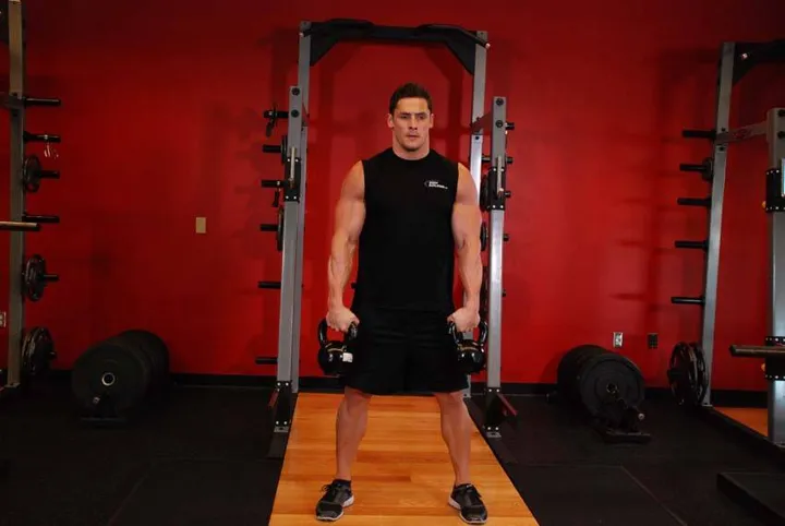 Double Kettlebell Snatch — posição inicial